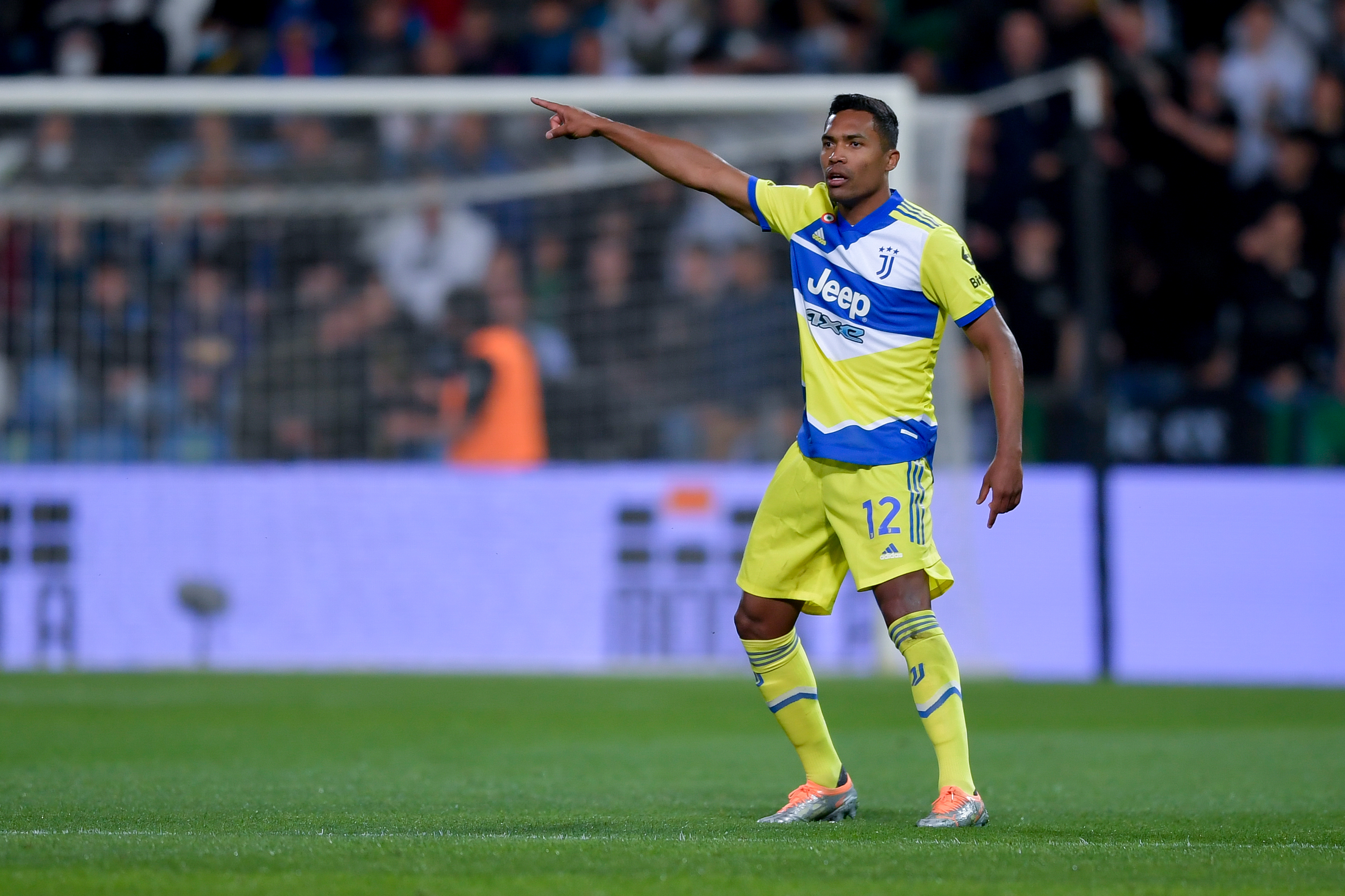 Alex Sandro in campo con la maglia della Juventus