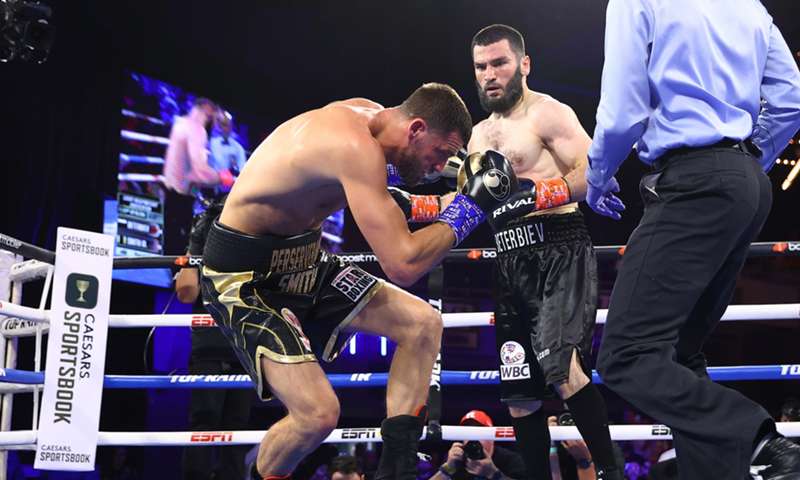 Artur Beterbiev destruyó a Joe Smith y ahora es tricampeón semipesado