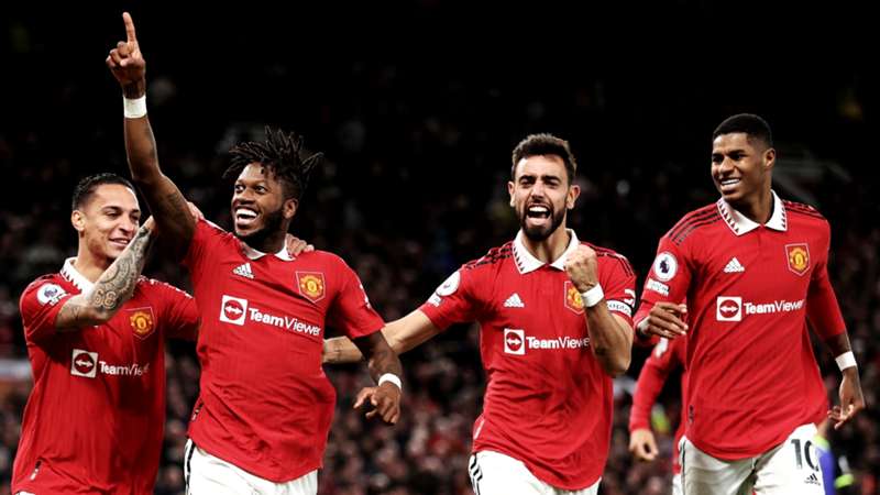 Fred, Antony, Bruno Fernandes e Marcus Rashford del Manchester United festeggiano dopo un gol