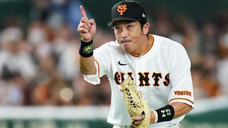 【動画】松田宣浩よ18年間ありがとう！坂本勇人とのハグでグラウンドに別れ、スタンドからは大声援 ｜ プロ野球