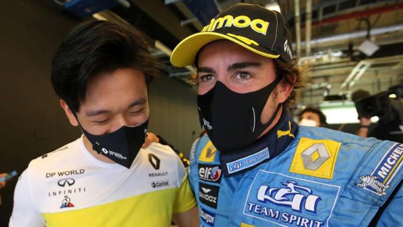 Guanyu Zhou confía en el buen rendimiento de su ídolo Fernando Alonso en Aston Martin: "Tiene un coche fuerte, estoy muy contento por él"