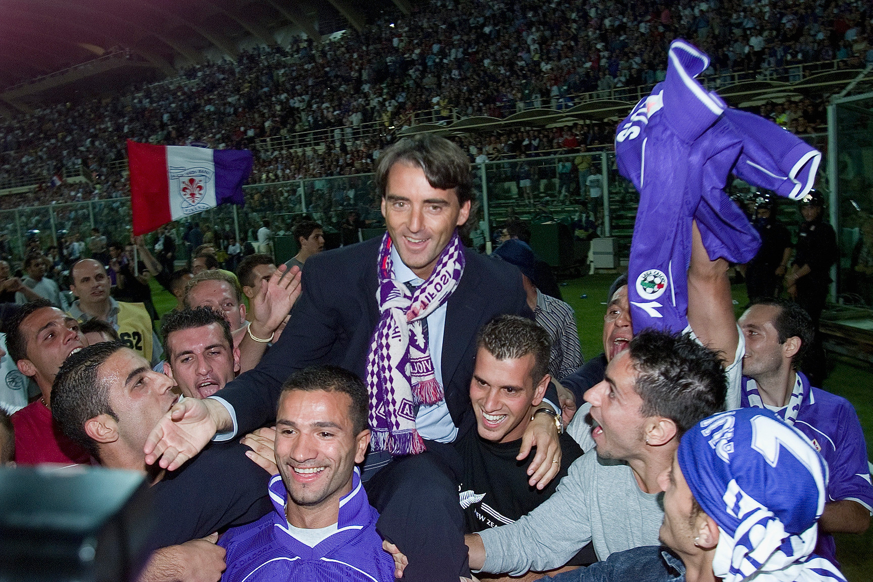 Roberto Mancini portato in trionfo dai tifosi della Fiorentina dopo la vittoria della Coppa Italia nel 2001