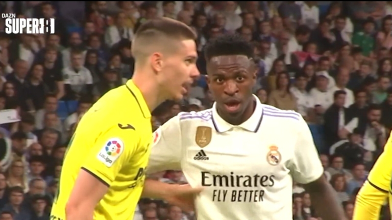 Vinicius y su elogio envenenado a Juan Foyth durante el Real Madrid vs Villarreal que captó Super8: "Tú eres muy bueno, pero me estás pegando"