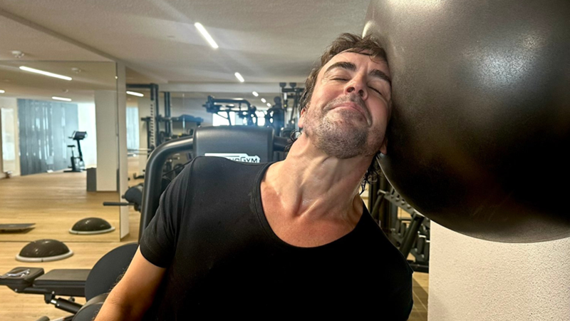 Fernando Alonso y su cuello vuelven a hacerse virales en plena pretemporada del Mundial de F1 2025