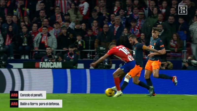 "El defensa toca claramente el balón": el audio del VAR que eliminó el penalti del Atlético de Madrid contra el Valencia