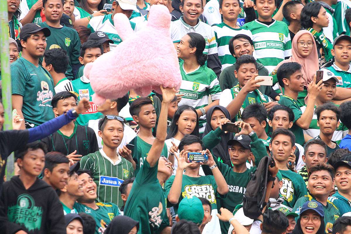 Lempar Boneka Persebaya
