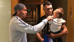 Tevez é recebido por xará torcedor do Corinthians antes de ...