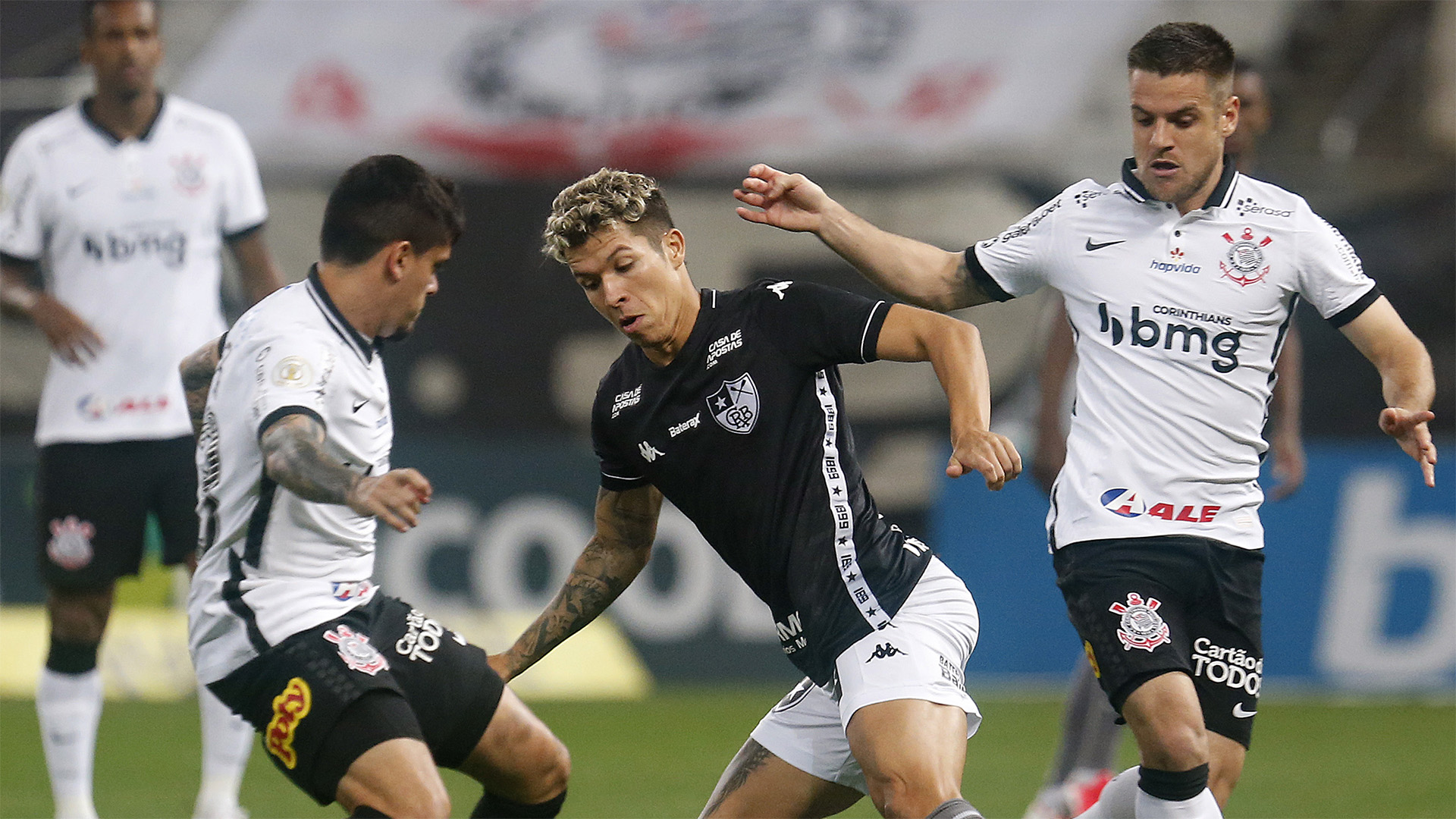 Jô marca no final e Corinthians empata com Botafogo na Neo Química Arena
