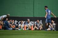 Scaloni brinca com jogadores da Argentina em treino