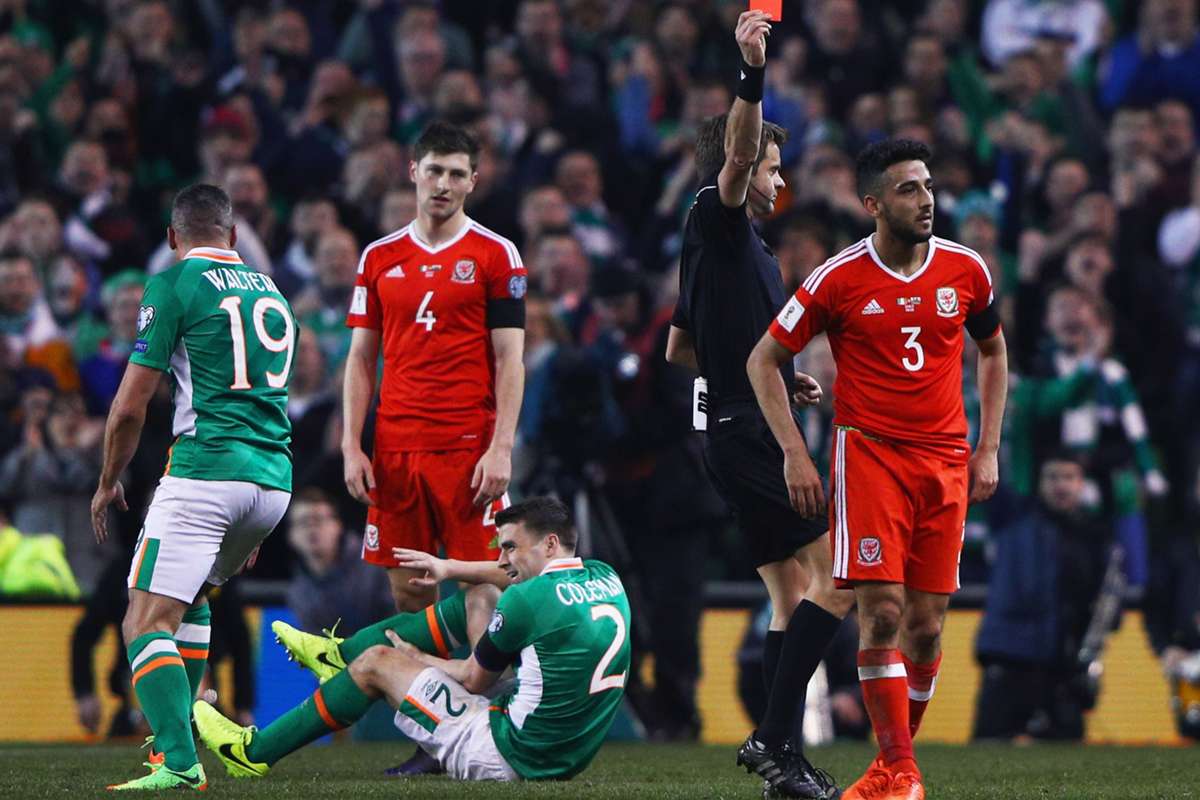 アイルランドdfコールマンが激しいタックルを受けて負傷退場 長期離脱は不可避か Goal Com