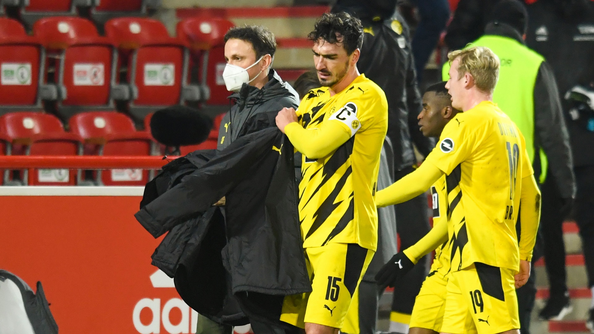 ドルトムントdfフンメルス Ckからの不用意な2失点に怒りあらわ なぜこのようなことが Goal Com