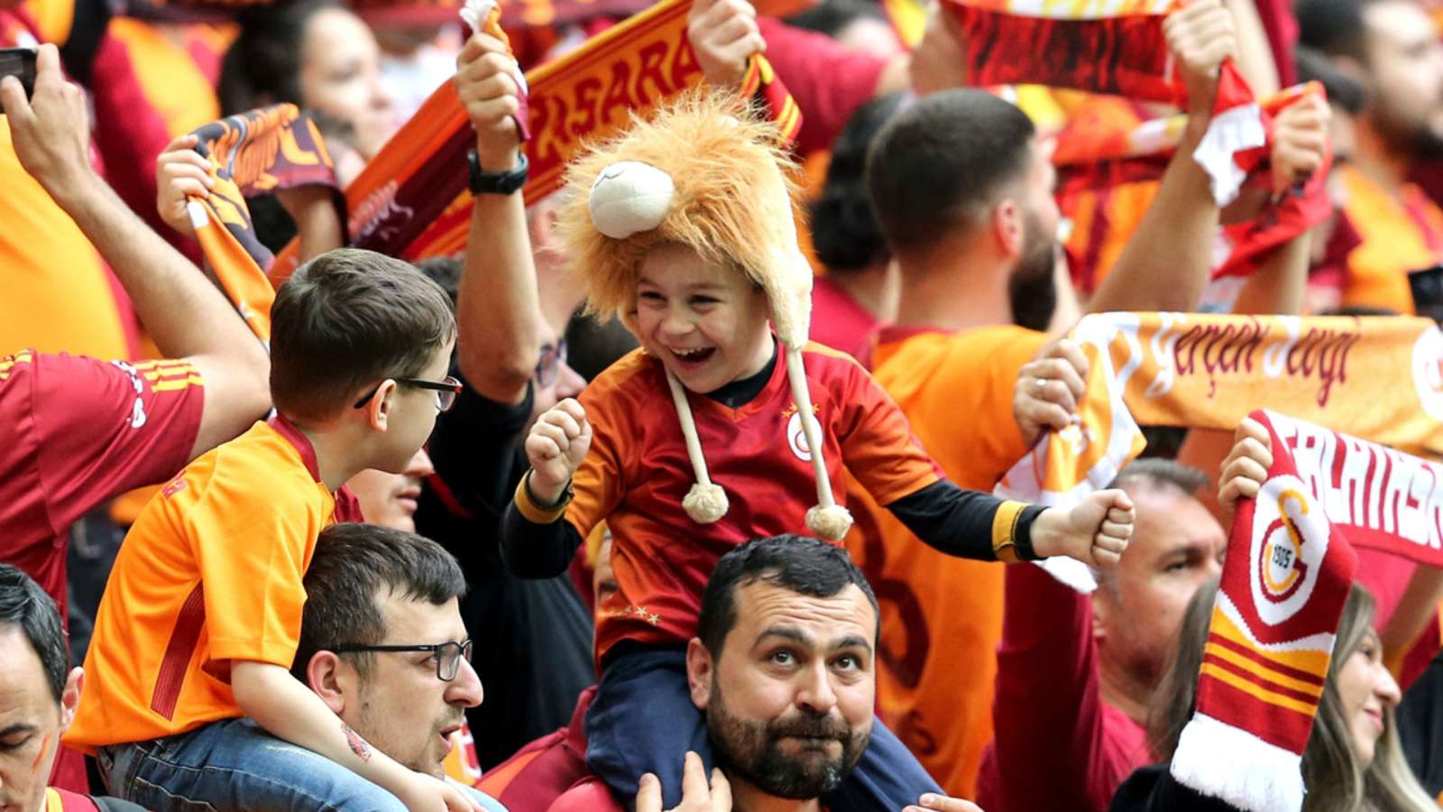 galatasaray-fans-04052019_lh6m09b8hso41vc6xg5cs37gx.jpg