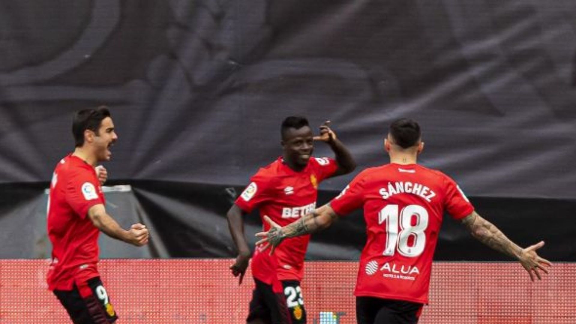 Victoria del Mallorca en Vallecas que le empata en la primera plaza con el Espanyol tras la derrota periquita en el derbi ante el Girona Victoria del Mallorca en Vallecas que le empata en la primera plaza con el Espanyol tras la derrota periquita en el derbi ante el Girona