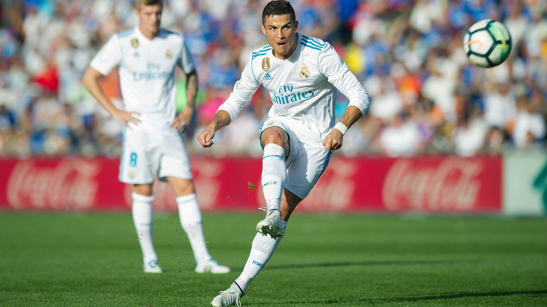 Featured image of post Cristiano Ronaldo Free Kick Wallpaper Cristiano ronaldo about to take a free kick in a real madrid home kit
