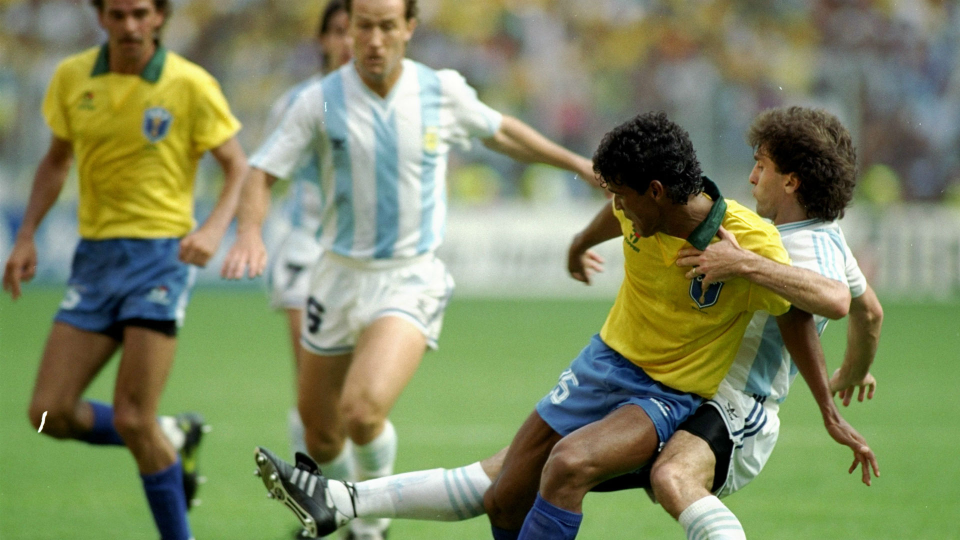 الماء المقدس ومباراة العار أبرز 10 مواجهات بين البرازيل والأرجنتين Goal Com