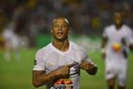 Carlos Sánchez comemora gol pelo Santos