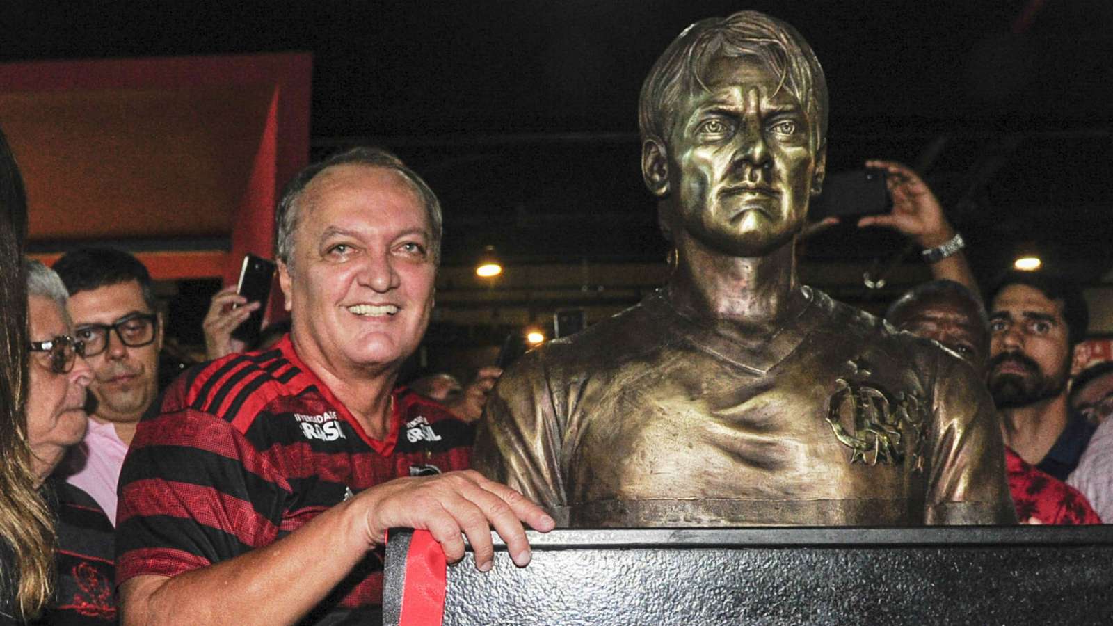 Ídolo do Fla, aniversariante Leandro dá grande exemplo em tempos de Covid-19