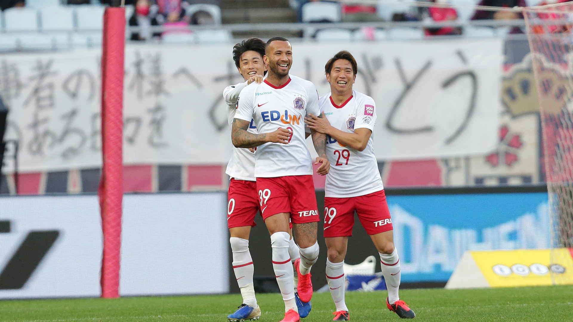 10人のサンフレッチェ広島 セレッソ大阪の猛攻しのいで勝ち点3奪取 Jリーグ Goal Com