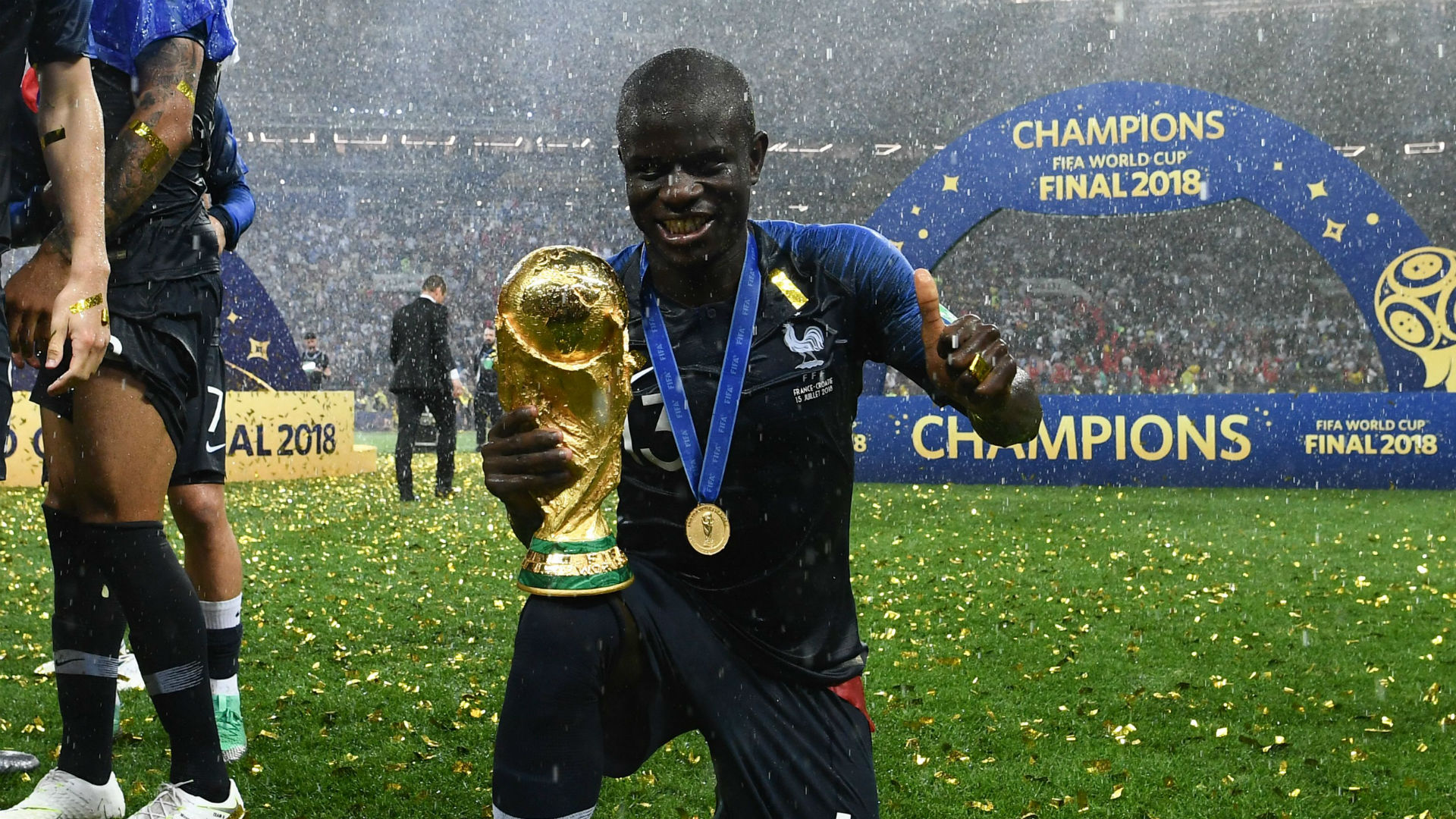 https://images.daznservices.com/di/library/GOAL/36/59/ngolo-kante-france-world-cup-trophy_xrm21u2muol18ej1a8m066sv.jpg?t=1113522685&quality=100