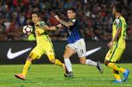 Johor Darul Ta'zim's Brian Ferreira (middle) vies for the ball with Kedah's Fitri Omar (left) 20/1/2017
