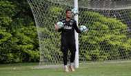 Goleiro Jean treina no São Paulo