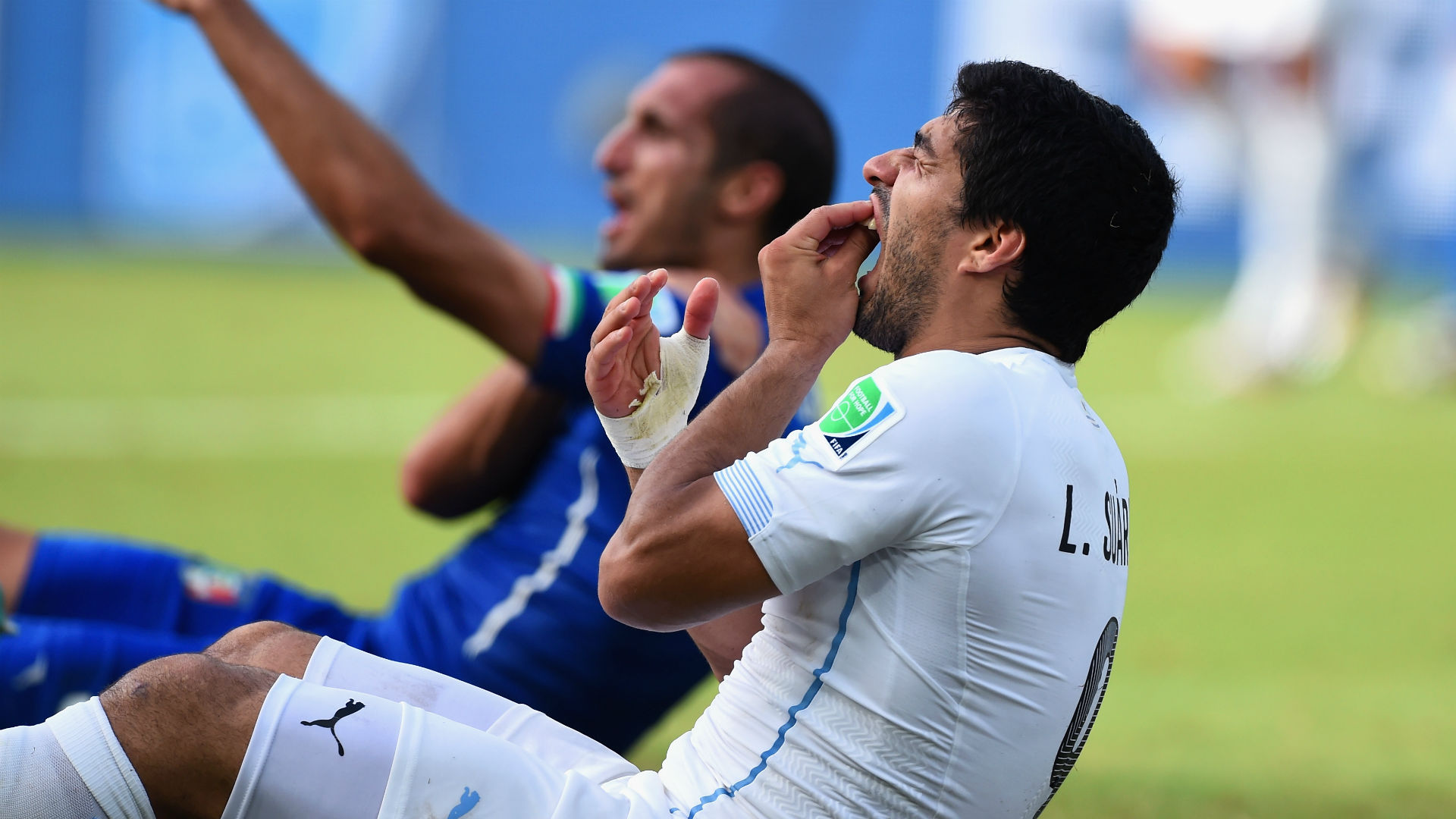 14年w杯の 噛みつき を振り返るキエッリーニ あれはスアレスの作戦 感心する Goal Com