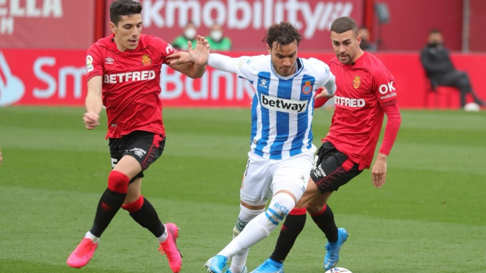 El Espanyol asalta la casa del líder y se queda a dos puntos empatados con un Almería que puede ser líder esta semana si vence su partido aplazado.de Butarque El Espanyol asalta la casa del líder y se queda a dos puntos empatados con un Almería que puede ser líder esta semana si vence su partido aplazado.de Butarque
