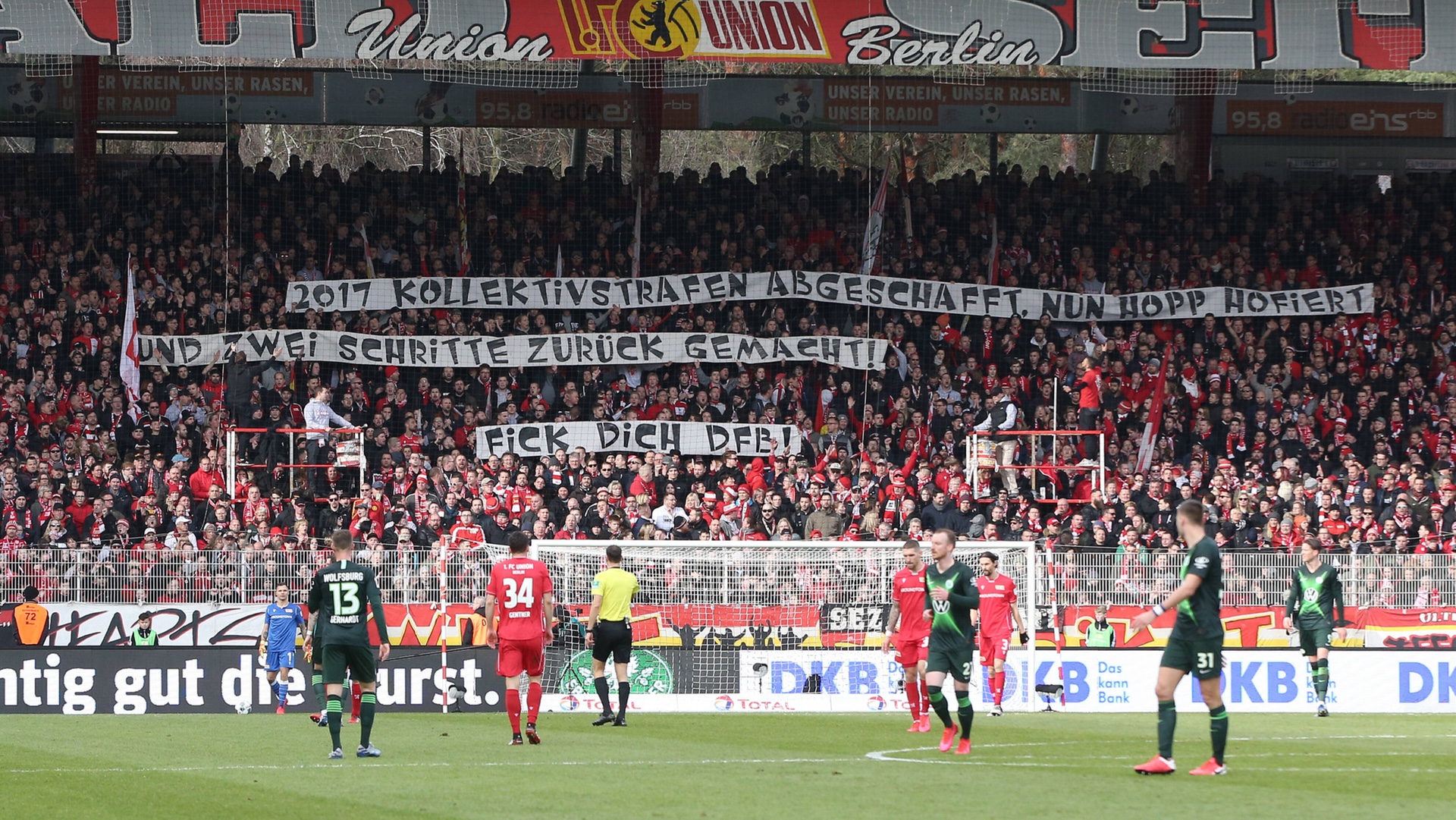 Union Berlin Fans. Унион Берлин болельщики. Унион Берлин баннеры. Вольфсбург Берлин.