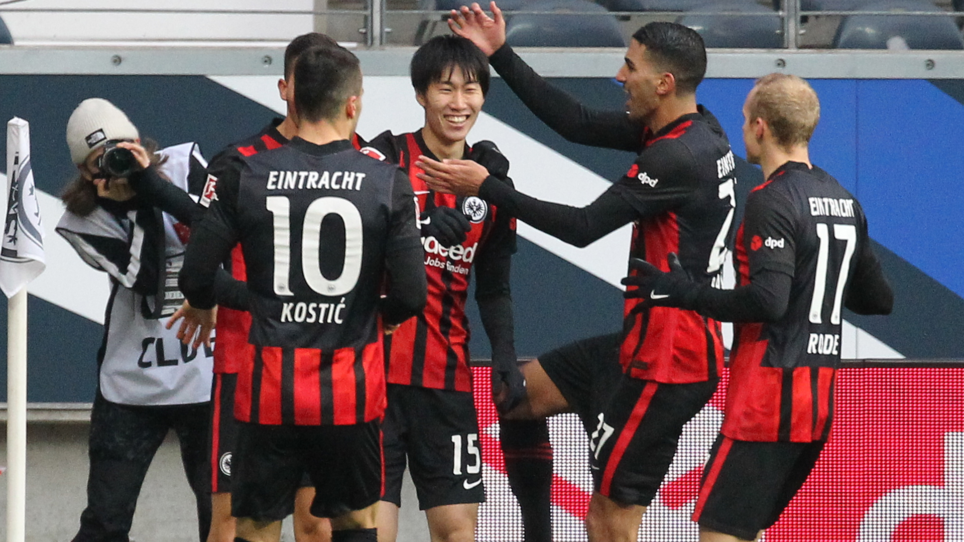 鎌田大地 強豪ドルトムント戦で圧巻のゴール 今季2発目でドローに貢献 Goal Com 鎌田大地 強豪ドルトムント戦で圧巻のゴール 今季2発目でドローに貢献 Goal Com