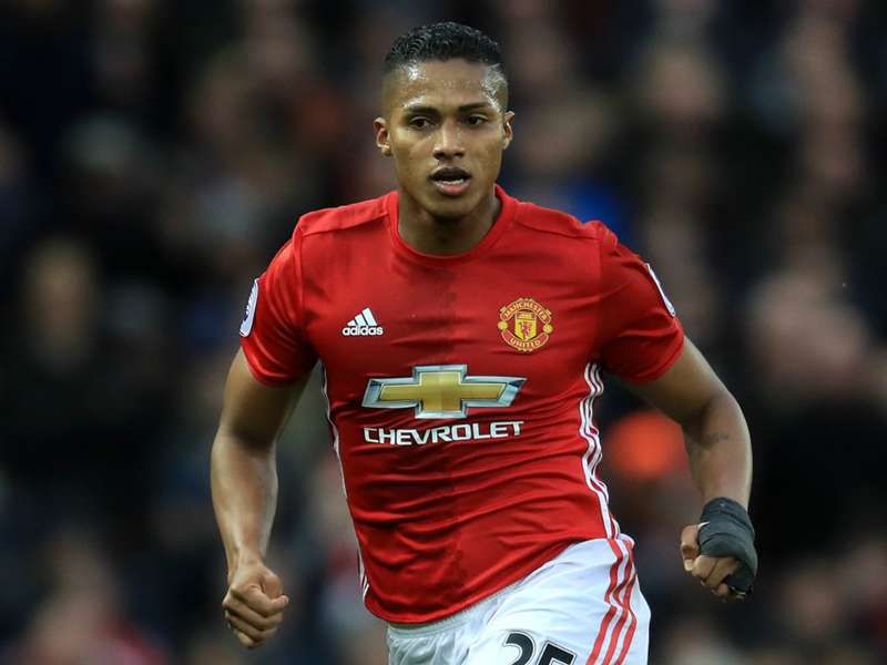 Manchester United Verlangert Vertrag Mit Antonio Valencia Goal Com
