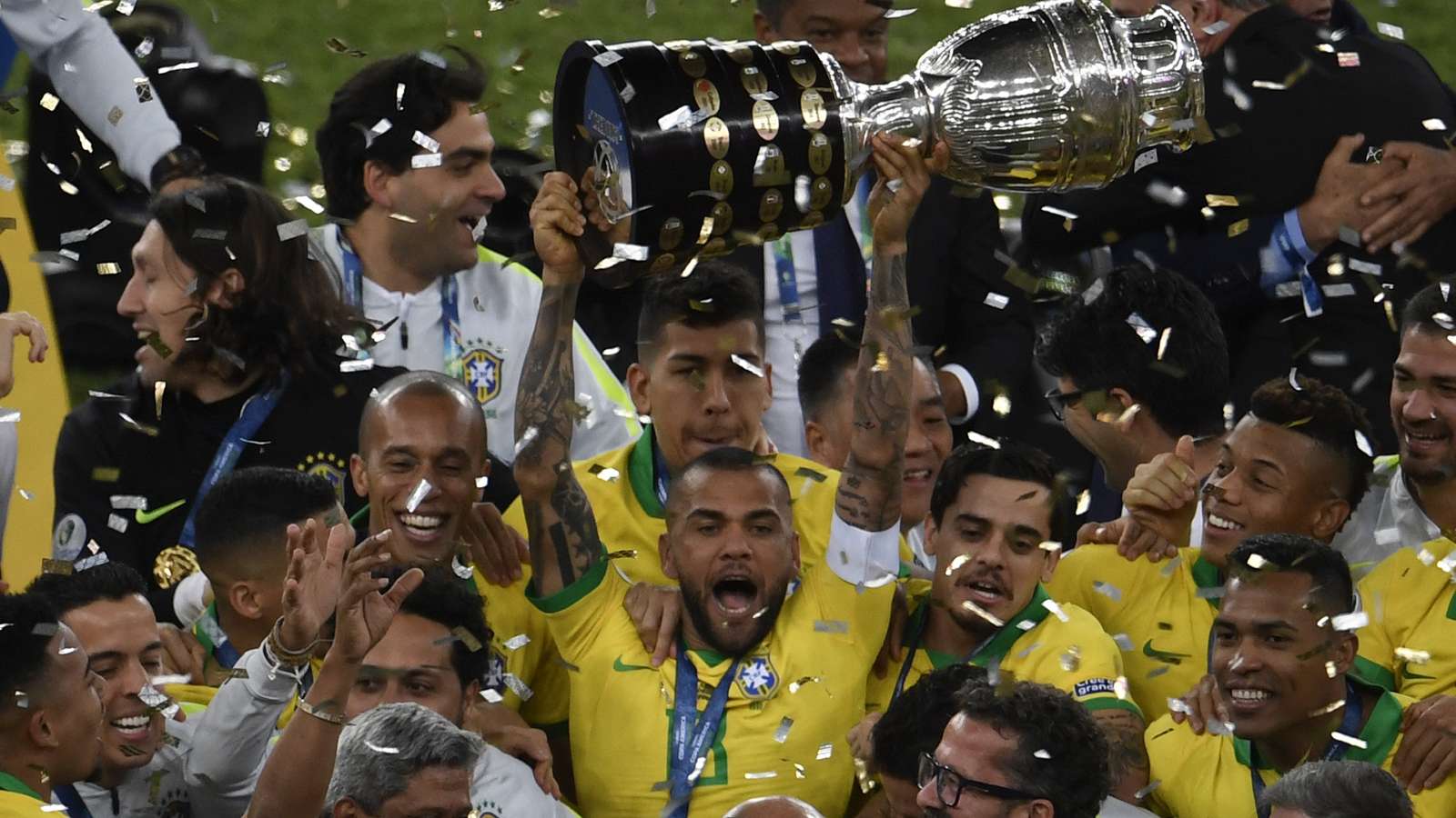 Quantos títulos Dani Alves tem na carreira? Brasileiro é o recordista de taças no mundo Quantos títulos Dani Alves tem na carreira? Brasileiro é o recordista de taças no mundo