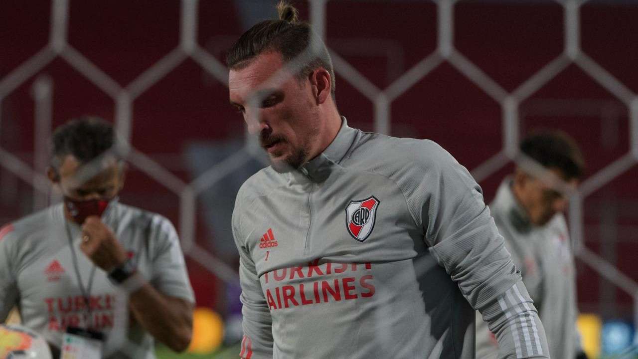 Resultado de imagen de UNO QUE RENUEVA Y EL OTRO CON UN PIE AFUERA EN RIVER