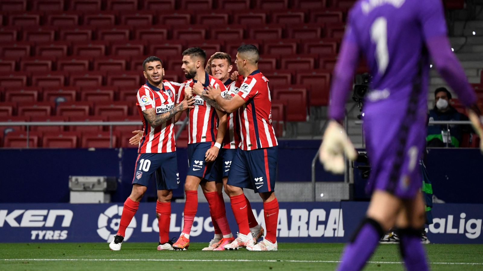 El Atlético sufre pero gana, el Madrid no desiste y el Barça pincha y se despide prácticamente de sus opciones. El Atlético sufre pero gana, el Madrid no desiste y el Barça pincha y se despide prácticamente de sus opciones.