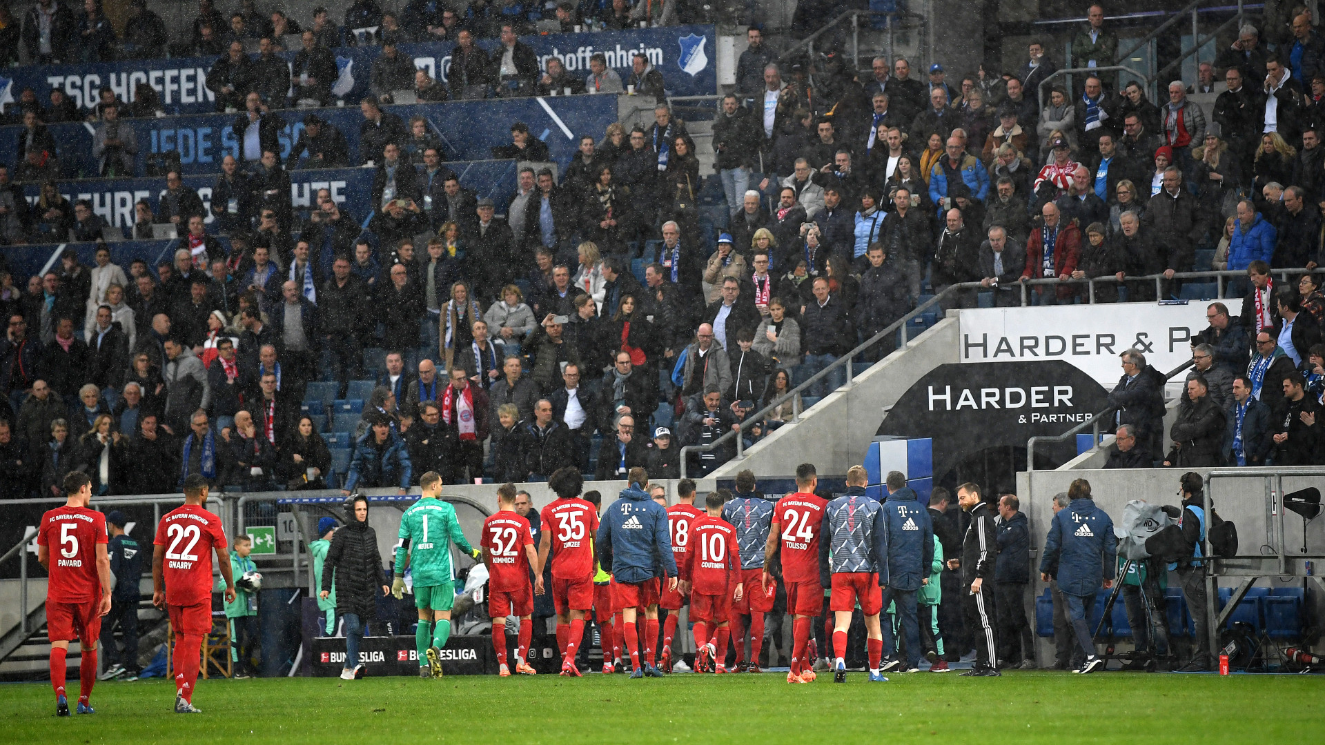 Vidéo : scène surréaliste avec les supporters bavarois lors de Hoffenheim-Bayern Vidéo : scène surréaliste avec les supporters bavarois lors de Hoffenheim-Bayern