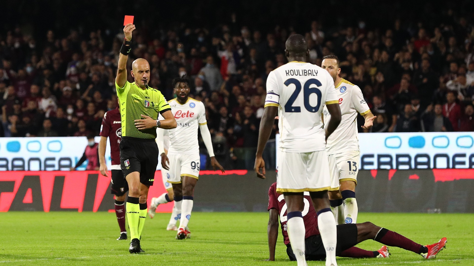 Салернитана наполи 4 ноября. Наполи Salernitana. Эмполи Салернитана точный счет в матче. Игроки Салернитана сале11. Фото с матча Салернитана Наполи.