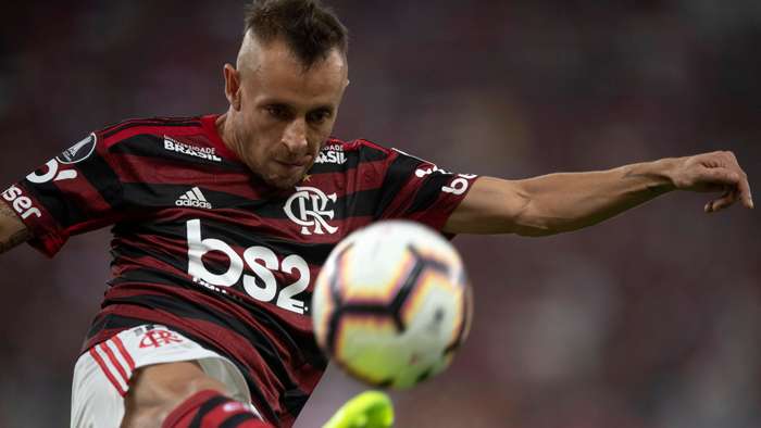 Flamengo aguarda resposta de Rafinha; Diretoria apresentou as condições e decisão está nas mãos do lateral