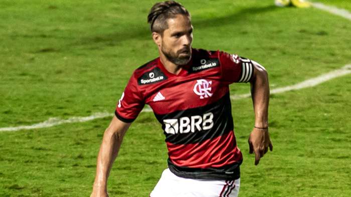 Alvo de críticas nas redes sociais, Diego Ribas não faz problema com banco de reservas