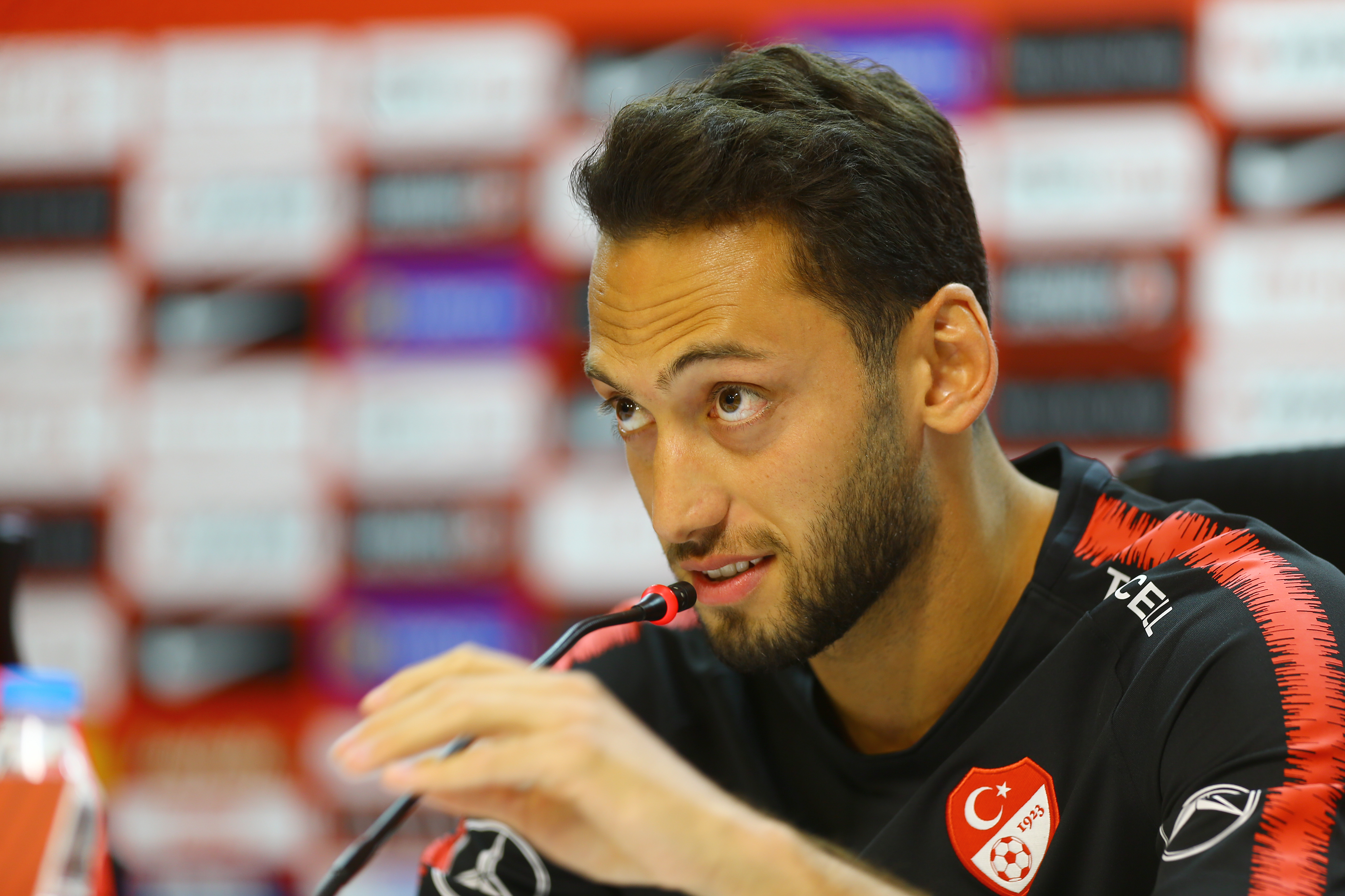 Turkei Star Hakan Calhanoglu Verteidigt Militar Gruss Goal Com