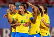 Marta comemora gol