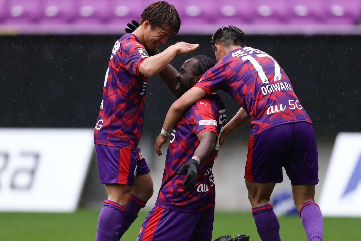 Peter Utaka 37 Year Old Striker Bags Hat Trick In Kyoto Sanga S Decimation Of Giravanz Kitakyushu Goal Com Peter Utaka 37 Year Old Striker Bags Hat Trick In Kyoto Sanga S Decimation Of Giravanz Kitakyushu Goal Com