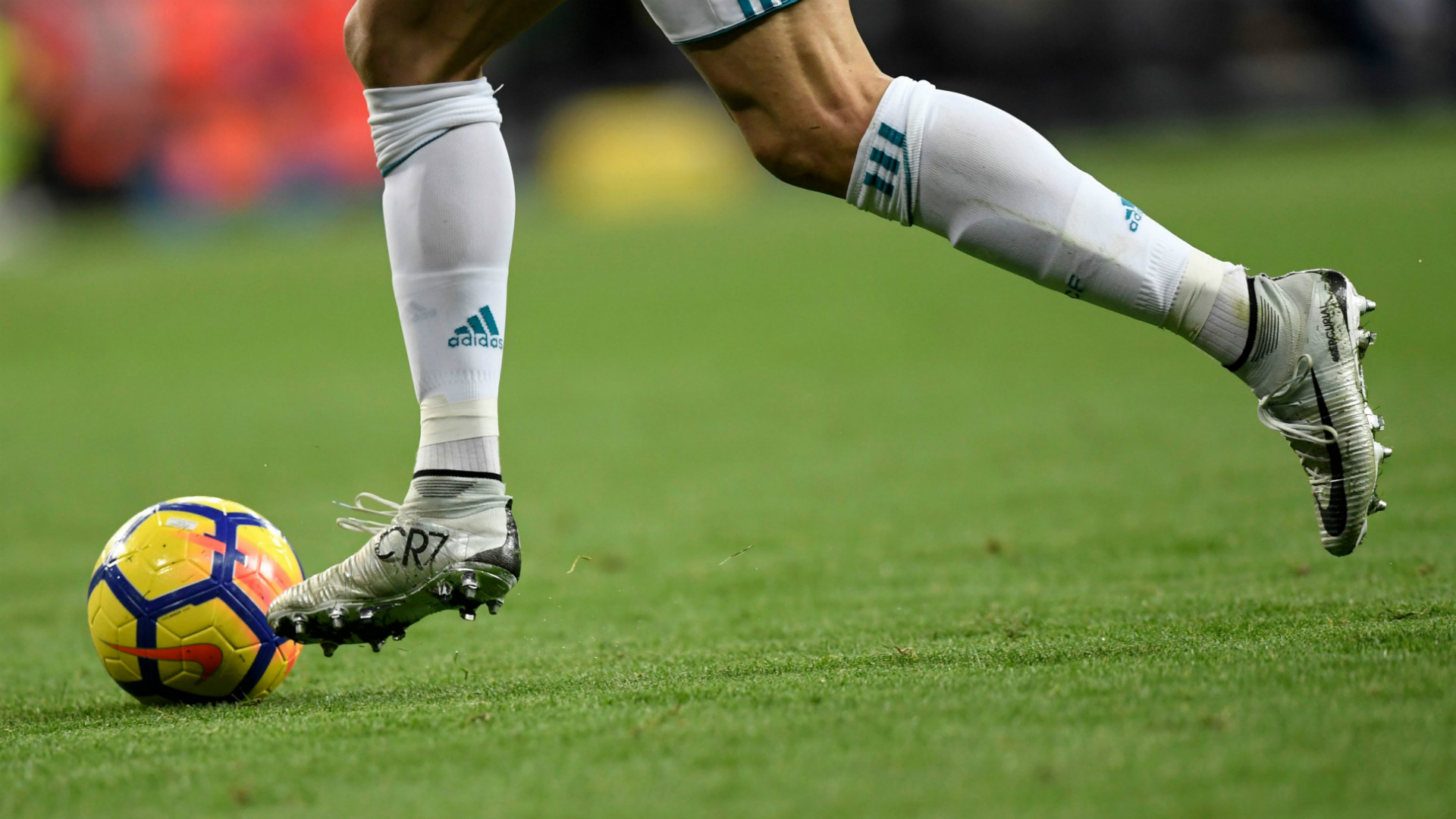What football boots do Lionel Messi 