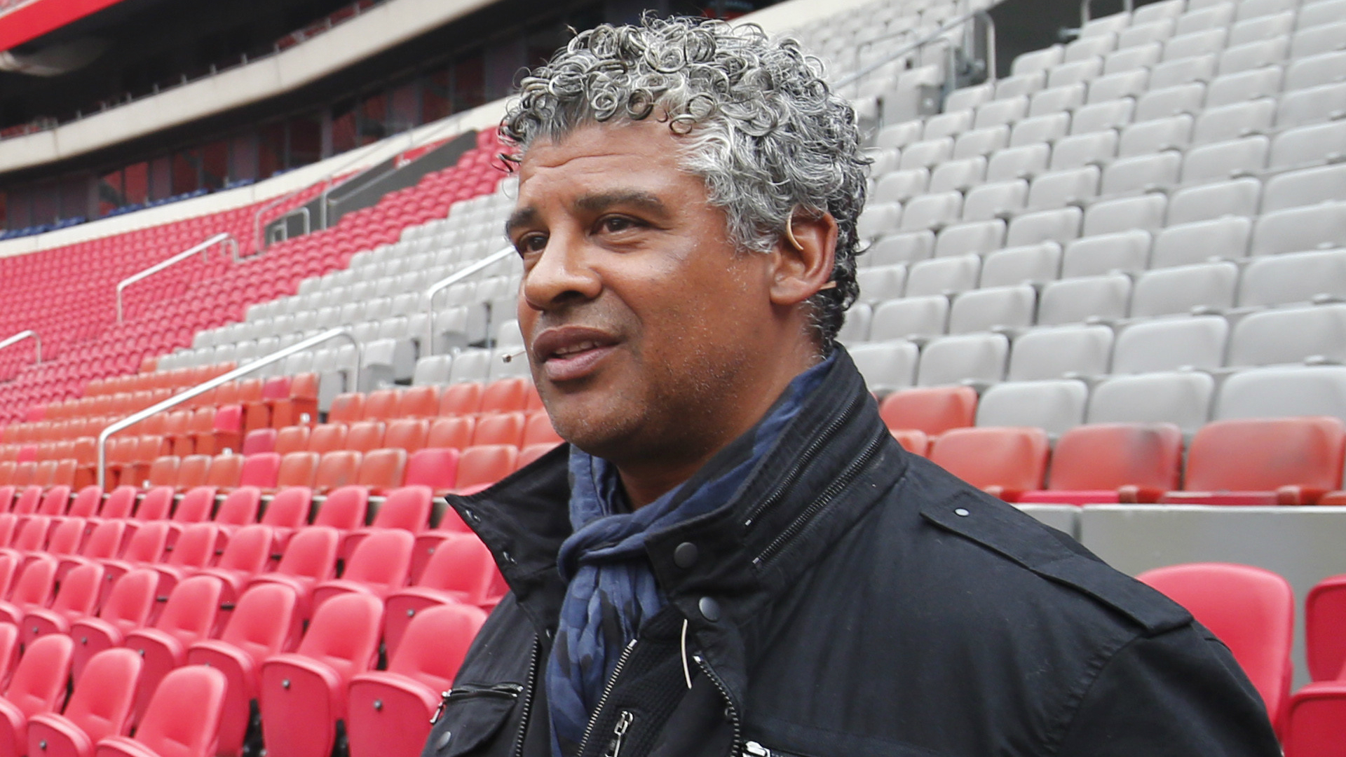 Vijaya Fitriyasa Berencana Datangkan Frank Rijkaard | Goal.com