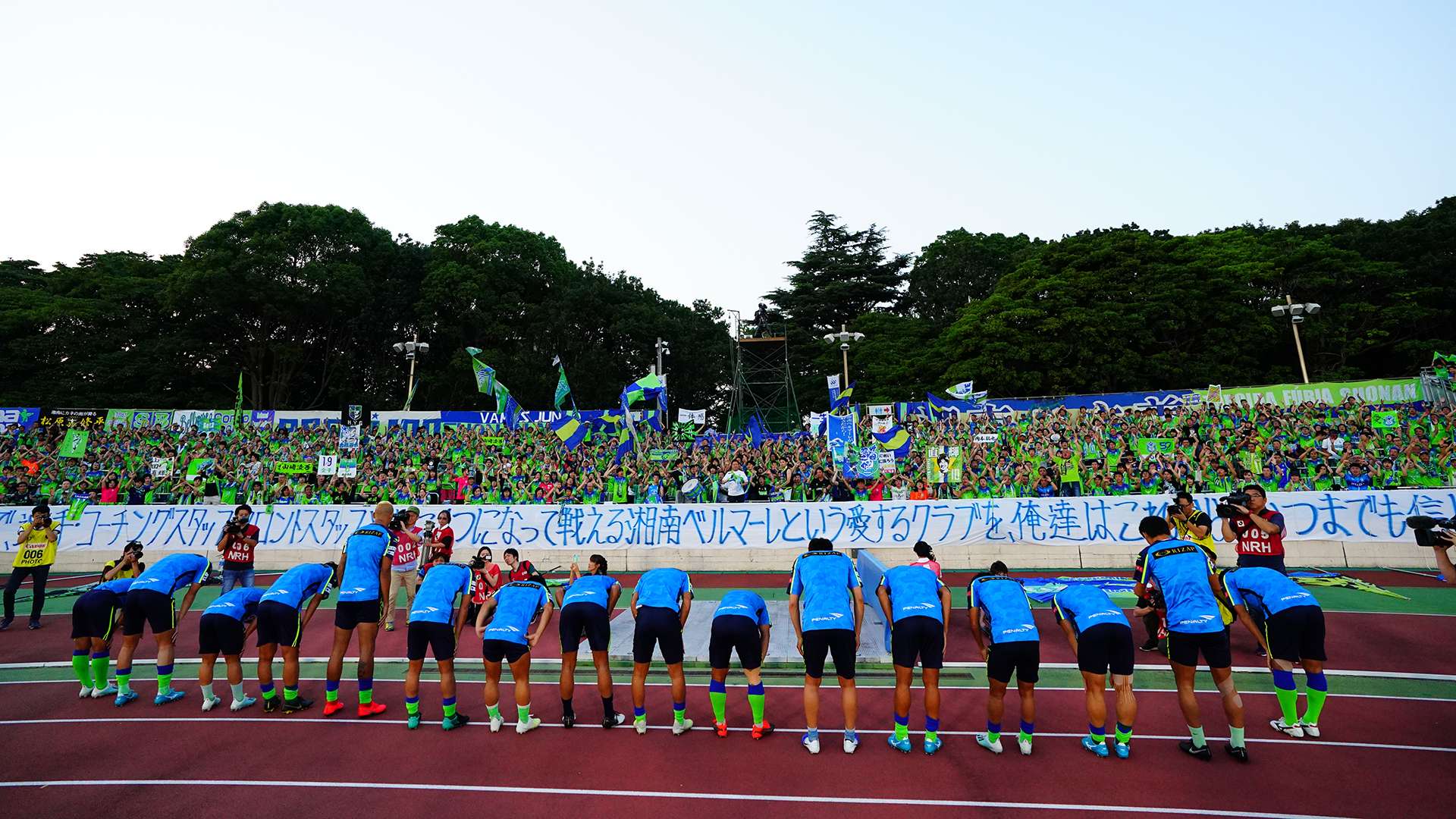 パワハラ報道から試合日まで 湘南の一週間 指揮官 選手 フロント サポーターは何を思うか Goal Com パワハラ報道から試合日まで 湘南の一週間 指揮官 選手 フロント サポーターは何を思うか Goal Com