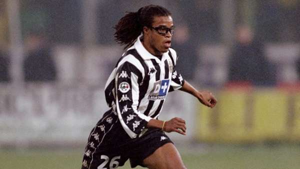 Gambar 2: Edgar Davids Mengenakan Kacamata saat Bermain