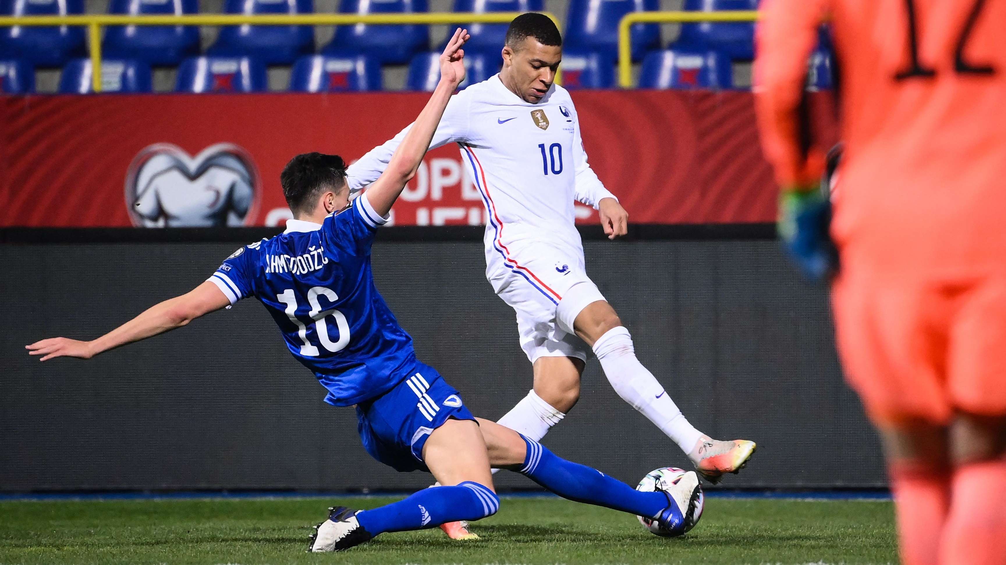 Anel Ahmedhodzic Kylian Mbappé Bosnia France