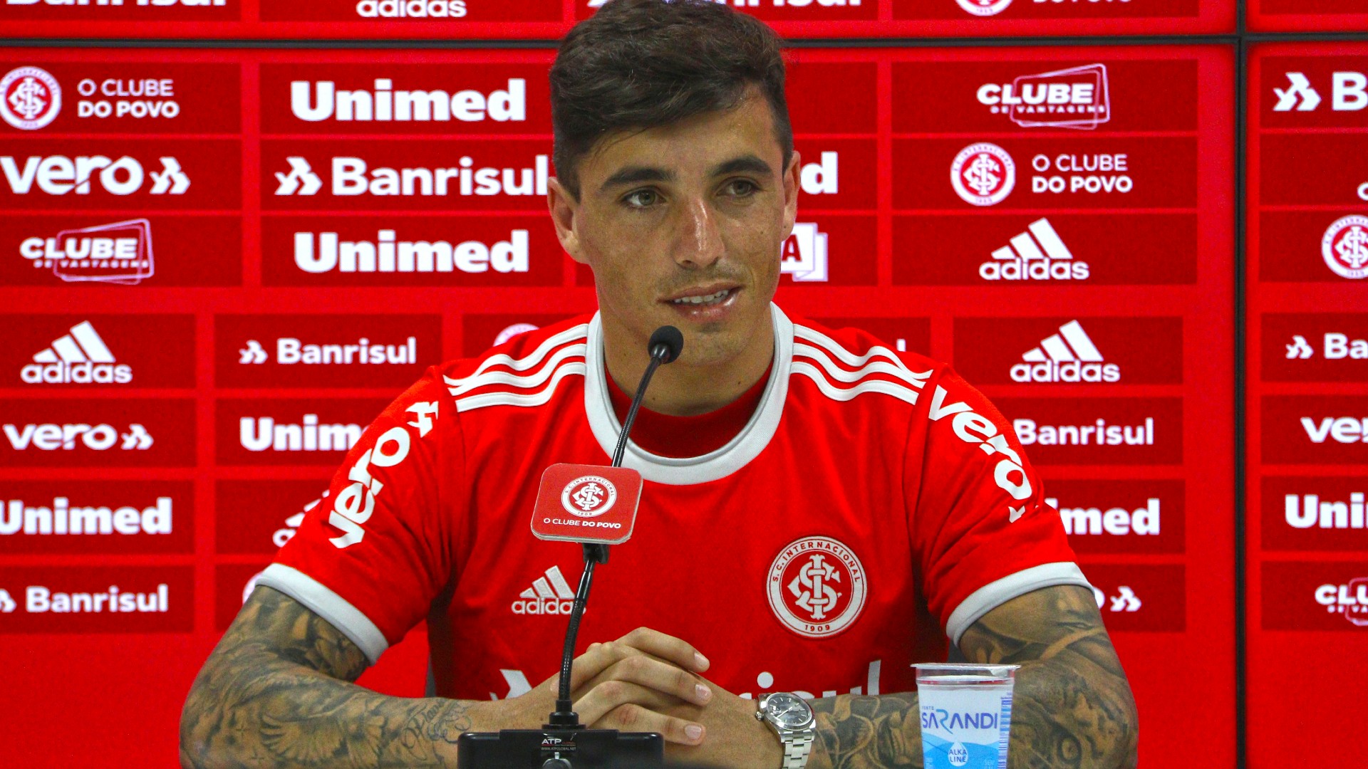 Quem é Renzo Saravia, lateral-esquerdo que reforçou o Internacional? |  Goal.com