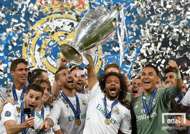 2017-2018시즌 UEFA 챔피언스리그 우승컵을 들어올리며 기뻐하는 마르셀루와 레알 마드리드 선수단의 모습. 사진=게티이미지