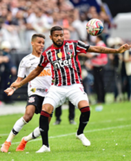 Pedrinho e Reinaldo disputam bola na final entre Corinthians e São Paulo