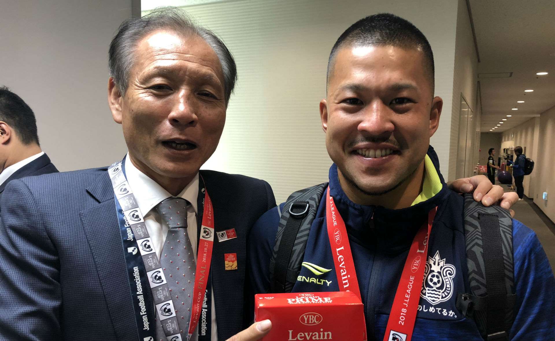 原博実の超現場日記18 第11回 おめでとう 湘南ベルマーレ チーム一丸 涙の初優勝 ルヴァンカップ決勝 Goal Com 原博実の超現場日記18 第11回 おめでとう 湘南ベルマーレ チーム一丸 涙の初優勝 ルヴァンカップ決勝 Goal Com