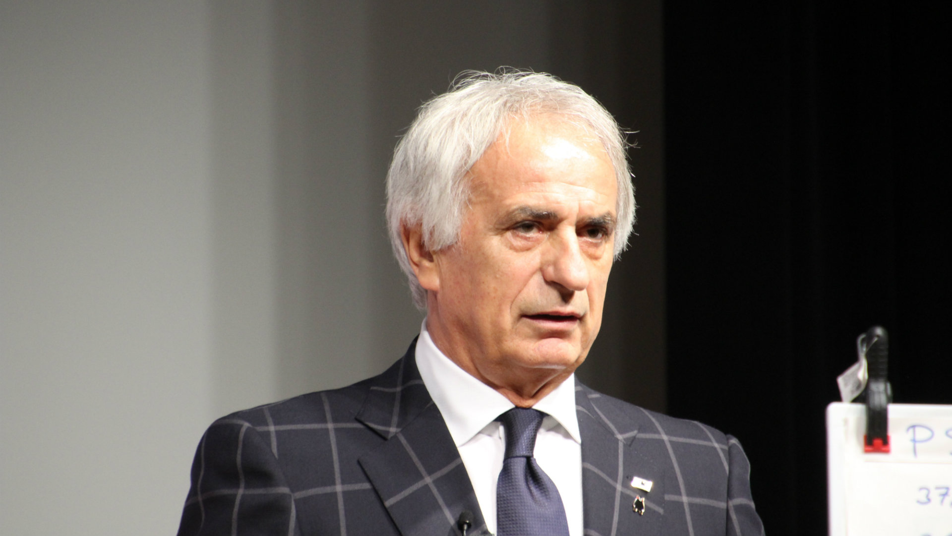 ハリル監督が 熱血講義 日本は日本人の特徴を活かした独自のアイデンティティを築くべき Goal Com